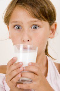 peligros de la leche y sus derivados,peligros de tomar leche de vaca,peligros de la leche pasteurizada,la leche tiene alto contenido de calorías y grasa saturada,evitar consumir muchos productos lácteos,peligros ocultos sobre la leche.